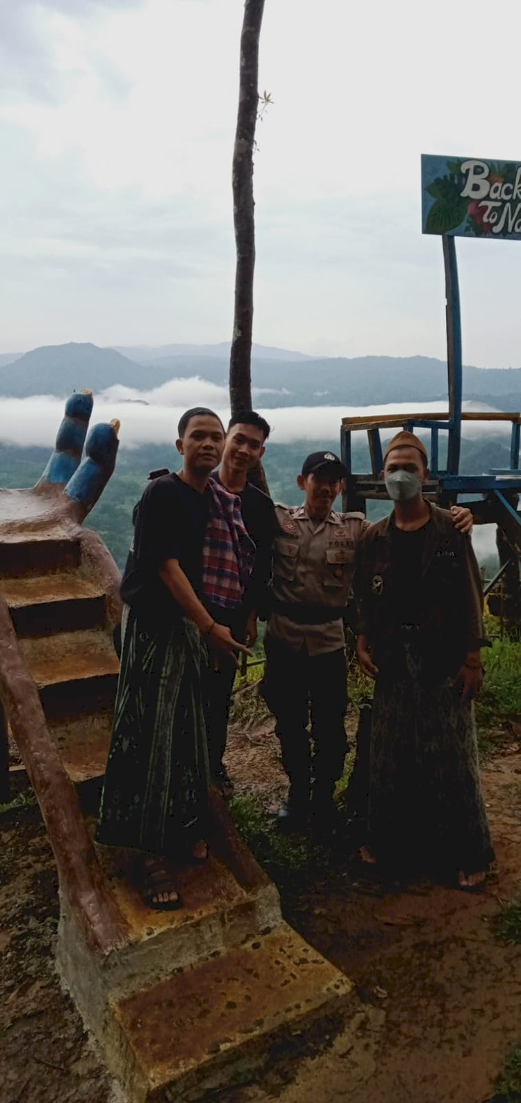 Kapolsek Cibeber Perintahkan Kanit Binmas Berikan Himbauan Waspada Para Wisatawan Negeri Diatas Awan