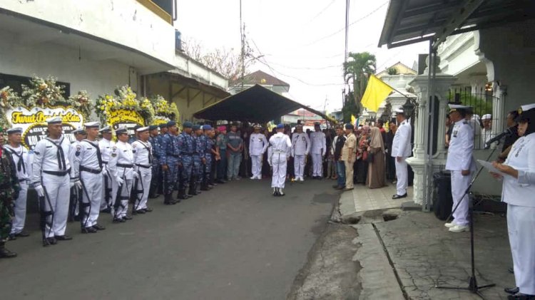 Kolonel Laut (P) Iwa Kartiwa Prajurit Terbaik Meninggal Dunia, Panglima Komando Lintas Laut Militer Laksda TNI, Edwin, S.H., M.Han, M.H., Pimpin Upacara