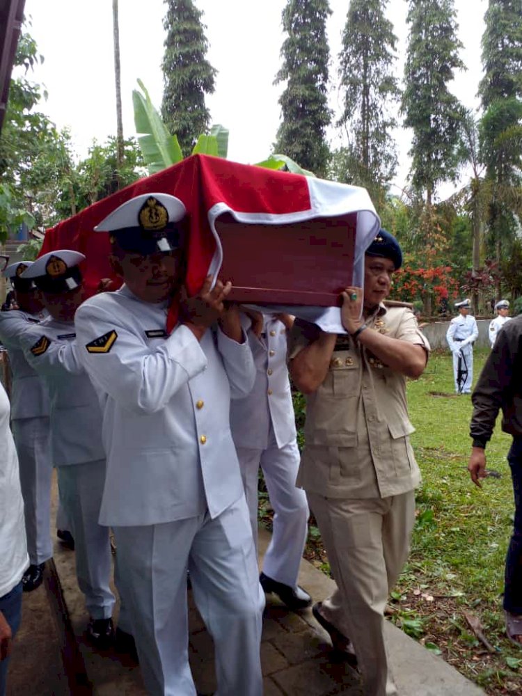 Kolonel Laut (P) Iwa Kartiwa Prajurit Terbaik Meninggal Dunia, Panglima Komando Lintas Laut Militer Laksda TNI, Edwin, S.H., M.Han, M.H., Pimpin Upacara