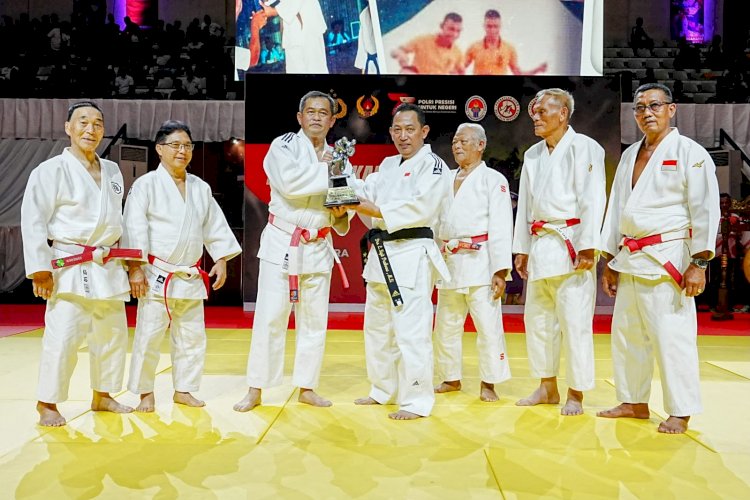 Ketua Umum PB PJSI Sematkan Sabuk Hitam dan-5 Judo kepada Kapolri