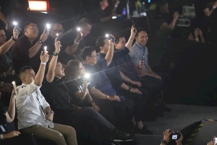 Di Konser Ari Lasso, Prabowo Nyalakan Flash Light Handphone Saat Lagu “Lirih”