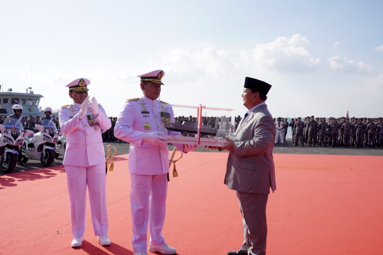 Menhan Serahkan Dua Kapal Perang Baru ke TNI AL