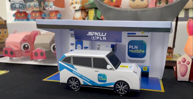 Replika Mobil Listrik dan SPKLU dari PLN di IIMS 2024