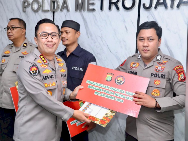 Kabid Humas Polda Metro Jaya Sampaikan Penghargaan Kasi Humas dan Personel Berprestasi