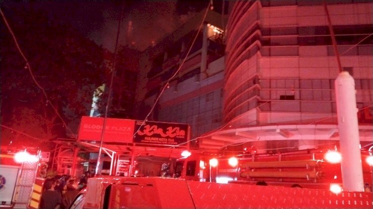 Petugas Damkar Terus Berjibaku Padamkan Api Kebakaran Glodok Plaza