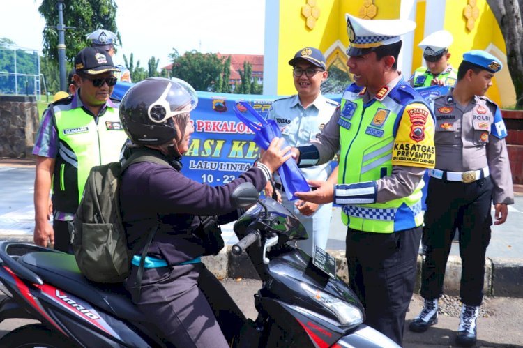 Polres Pekalongan Memberikan Gift Kepada Pengendara Yang Tertib Berlalu Lintas, Dalam Ops Candi 2025