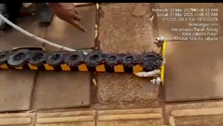 Polisi Gelar Patroli dan Pembersihan Ranjau Paku di Jalan Pejompongan Menuju Tol Semanggi