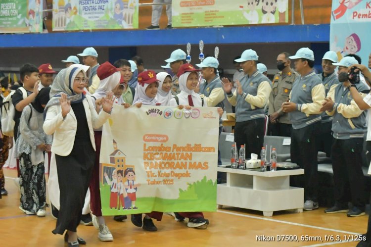 Mengenakan Jaket Krem dan Topi Putih, Wali Kota dan Dandim 0508/Depok Saksikan Parade Kontingen Lomba Kreativas Siswa