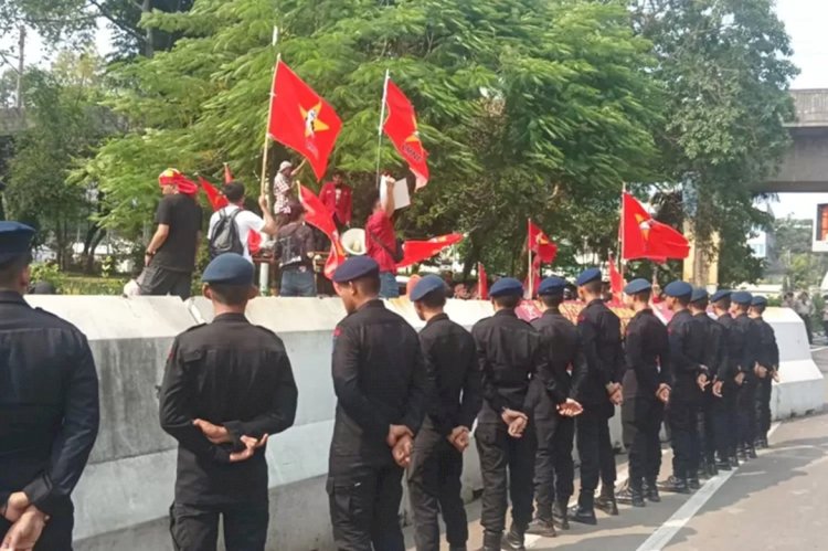 Satuan Brimob Polda Metro Jaya Amankan Aksi Damai Mahasiswa Saat Peringatan Hari Pendidikan Nasional