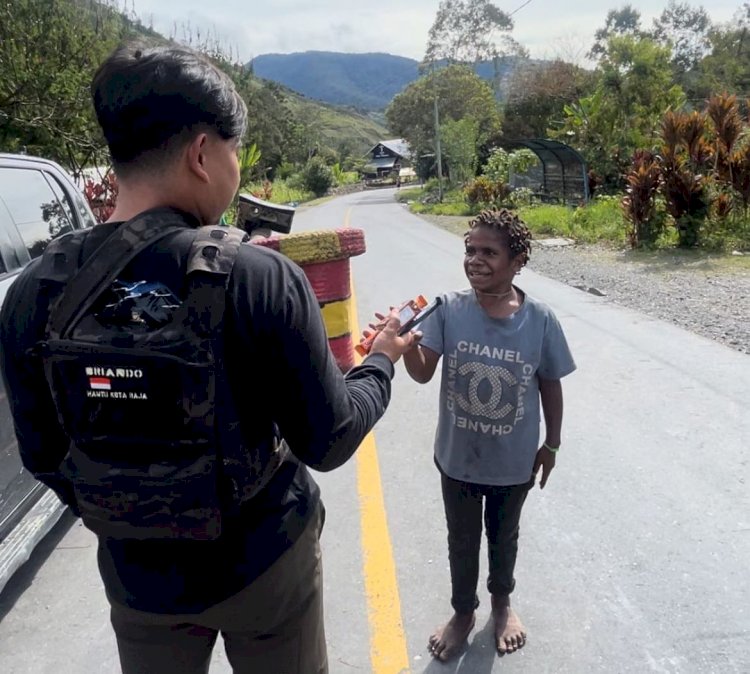 Wujud Nyata Kepedulian Polri, Personel Satgas Humas Ops Damai Cartenz 2025 Bagikan Sembako di Kampung Kulirik