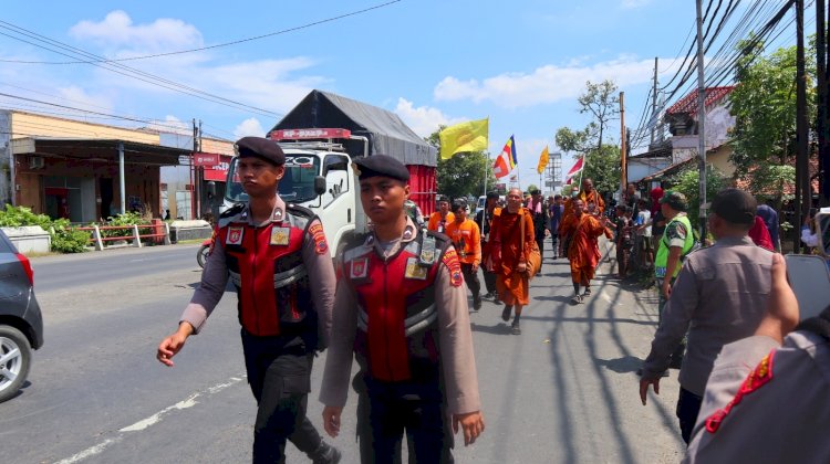 34 Biksu Mendapat Pengawalan Personel Polres Saat Melintas di Kabupaten Pekalongan
