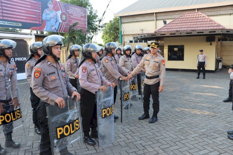 “Tingkatkan Kemampuan Personel, Polres Pelabuhan Tanjung Priok Gelar Latihan Dalmas dan Pemadaman Api”