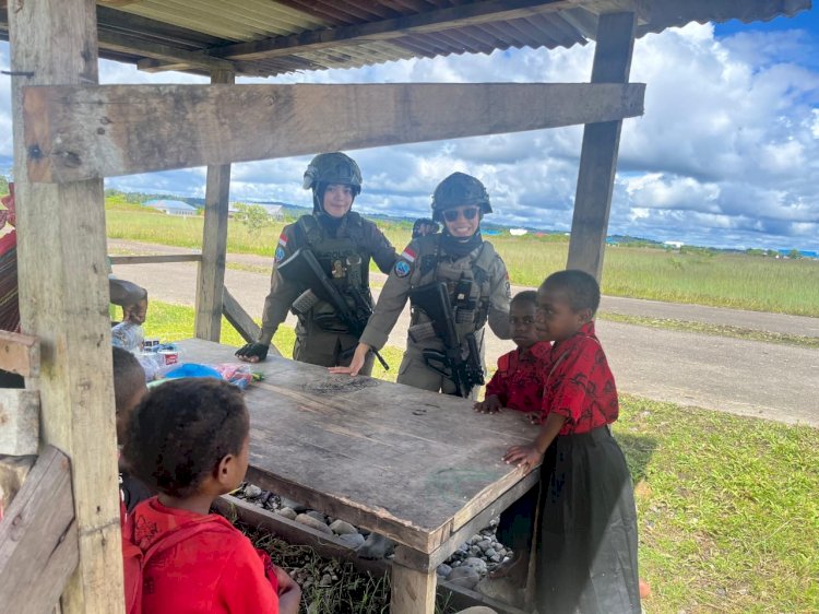 Patroli Dialogis Ops Damai Cartenz Sapa Anak-anak di Distrik Kenyam, Nduga