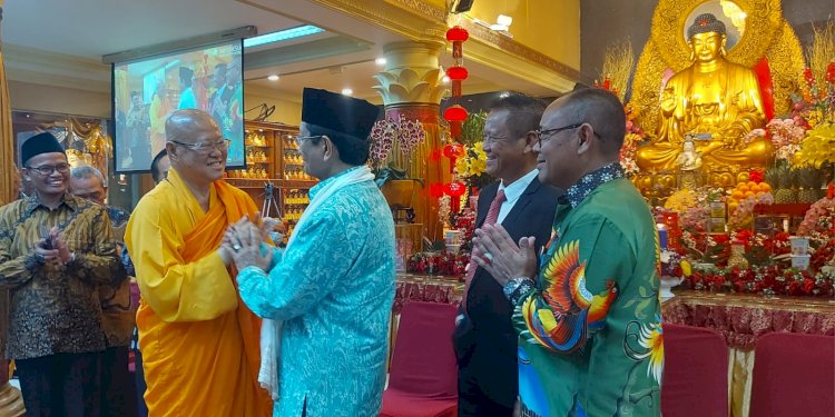 Di Hadiri Menteri Agama, Ribuan Umat Buddha Peringati Perayaan Hari Waisak di Wihara Ekayana Arama