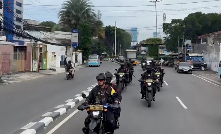 Satuan Brimob Polda Metro Jaya Patroli Skala Besar Dalam Rangka Operasi Berantas Jaya 2025