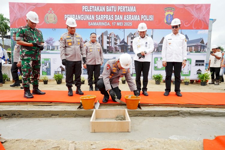 Hadiri Ground Breaking Asrama Polresta Samarinda, Kapolri Bagikan Sumur Bor-Sembako ke Warga