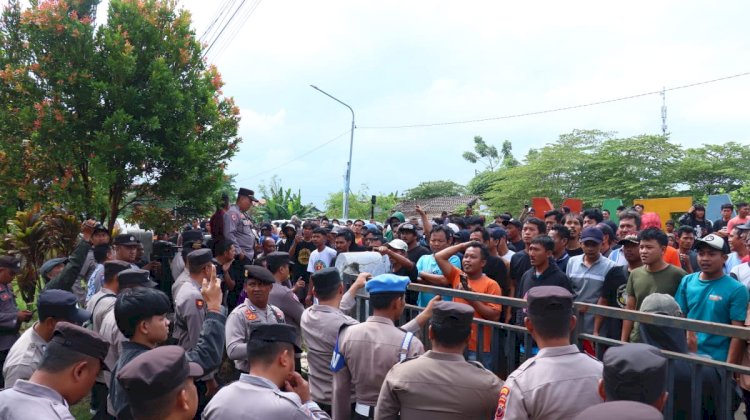 Ratusan Personil Polres Pekalongan Amankan Audiensi Warga Sijambe