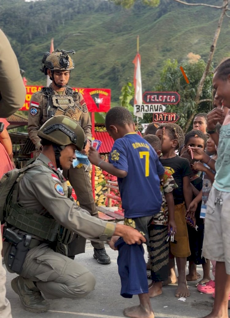 Satgas Ops Damai Cartenz 2025 Berbagi Kasih, Bagikan Pakaian untuk Anak-anak di Puncak Jaya