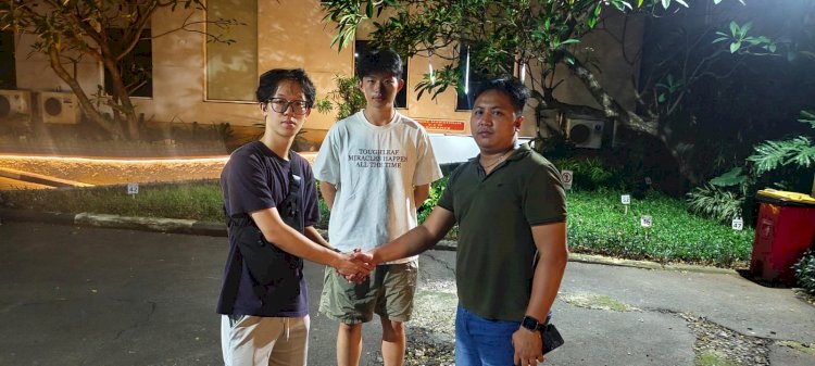 Polsek Grogol Petamburan Bantu WNA Tiongkok Temukan HP Hilang di Taksi Online