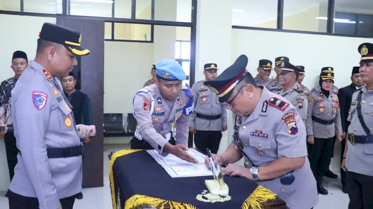Kapolres Pekalongan Pimpin Upacara Sertijab Kasat Resnarkoba dan Kapolsek