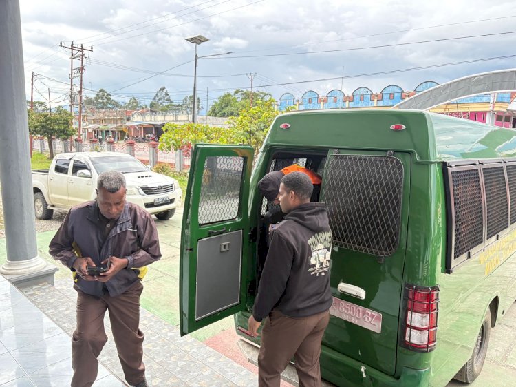 Satgas Ops Damai Cartenz 2025 serahkan tersangka Iyoktogi Telenggen ke Kejaksaan Negeri Jayawijaya