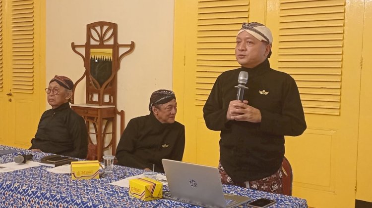 Upacara Adat Ganti Dwaja Kadipaten Pakualaman Implementasi Pengemban Kebudayaan