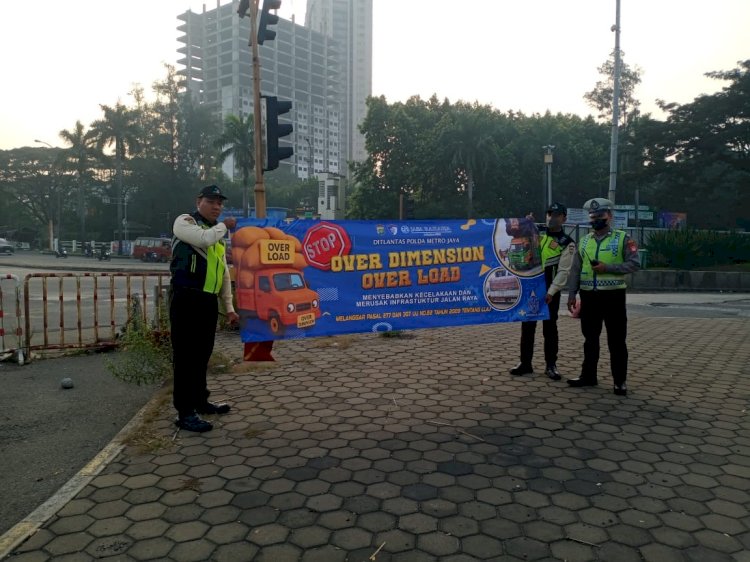 Sambut Indonesia Zero ODOL, Kanit Lantas Polsek Cikarang Selatan Sosialisasi Langsung ke Pengemudi Truk