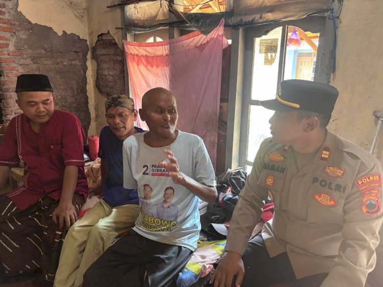 Kapolsek Wiradesa Berikan Bantuan kepada Warga Kurang Mampu