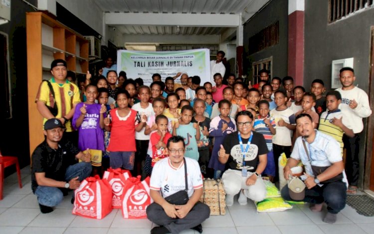 Keluarga Besar Jurnalis Tanah Papua Berikan Tali Kasih Kebutuhan Pokok di Jayapura