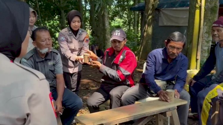 Menjalin Keakraban Bersama Warga Kasat Binmas Polres Lakukan Program Ngopi On The Spot
