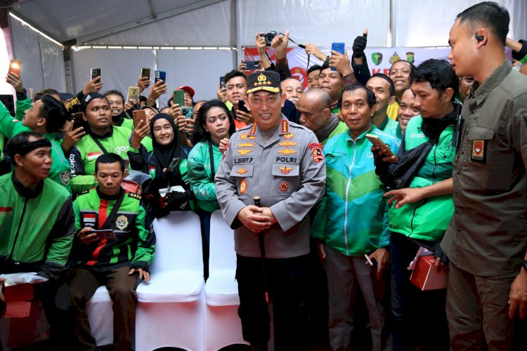 Kapolri Bagikan Sembako dan Alat Bantu Disabilitas di Puncak Bakti Kesehatan