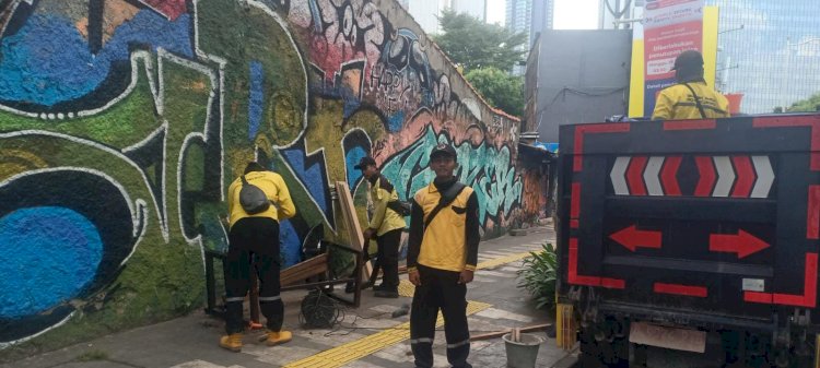 Tim Satgas KJ Bina Marga DKI Jakarta Ganti Bangku Trotoar di Setiabudi