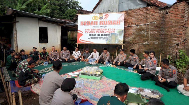 Menjelang Hari Bhayangkara Ke-79, Rumah Mbah Taryumi Mendapatkan Program Bedah Rumah dari Polres Pekalongan
