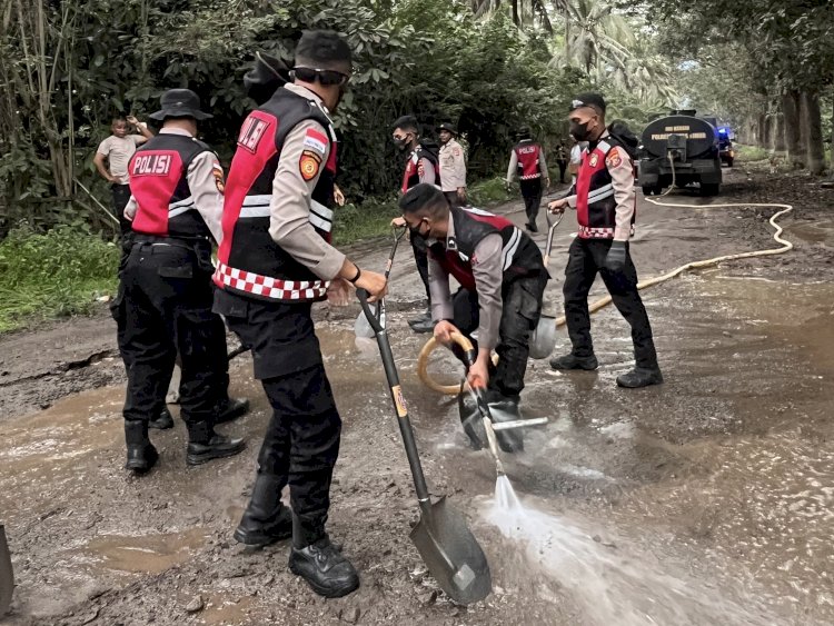 Polri untuk Masyarakat, Gerak Cepat Polda NTT Bersihkan Lokasi Terdampak Erupsi Gunung Lewotobi Laki