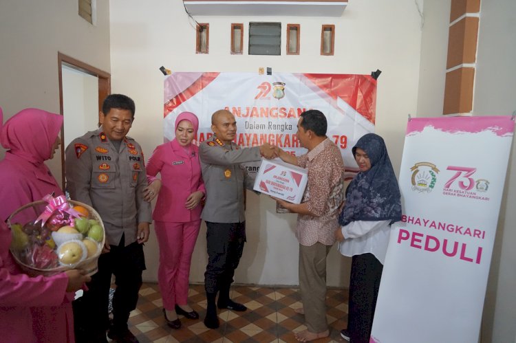 Kepedulian di Tengah Tugas: Kapolres Metro Bekasi Anjangsana ke Kompol Saiful Anwar yang Tengah Jalani Pemulihan