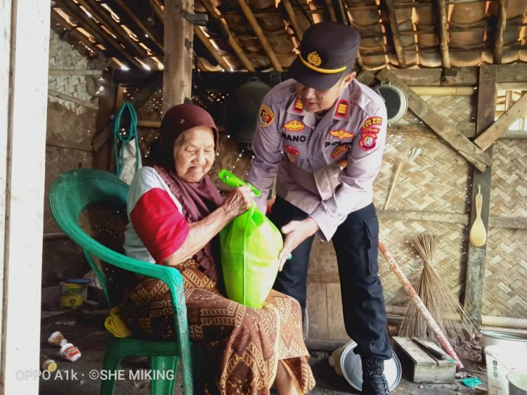Sambut Hari Bhayangkara ke-79, Polsek Sukatani Salurkan Bantuan Sembako Door to Door ke Warga Kurang Mampu