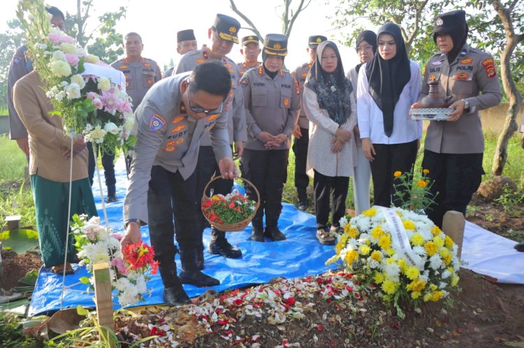 Peringati Hari Bhayangkara ke-79, Baharkam Polri Ziarah ke Makam Briptu Anumerta Ghalib