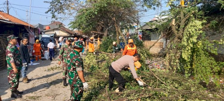 Polsek Cikarang Pusat Bersama Instansi Terkait Gelar Kerja Bakti Bersihkan Saluran Irigasi di Hegarmukti