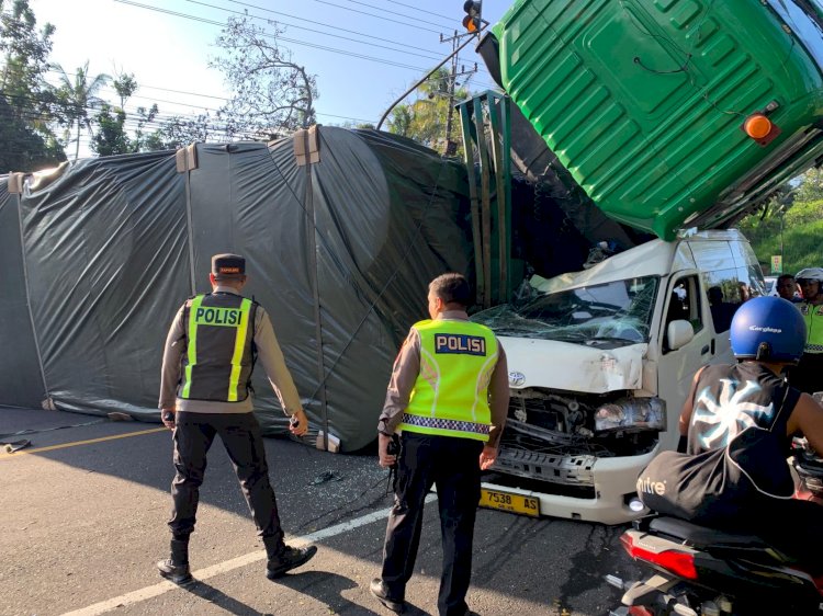 Truk Gagal Menanjak, Seret Minibus Hiace di Ampel, Jalur Solo–Semarang Sempat Tertutup Total