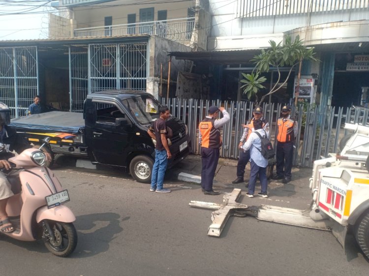 Tegas, Dishub DKI Derek Mobil Pick Up Parkir Sembarangan di Atas Trotoar