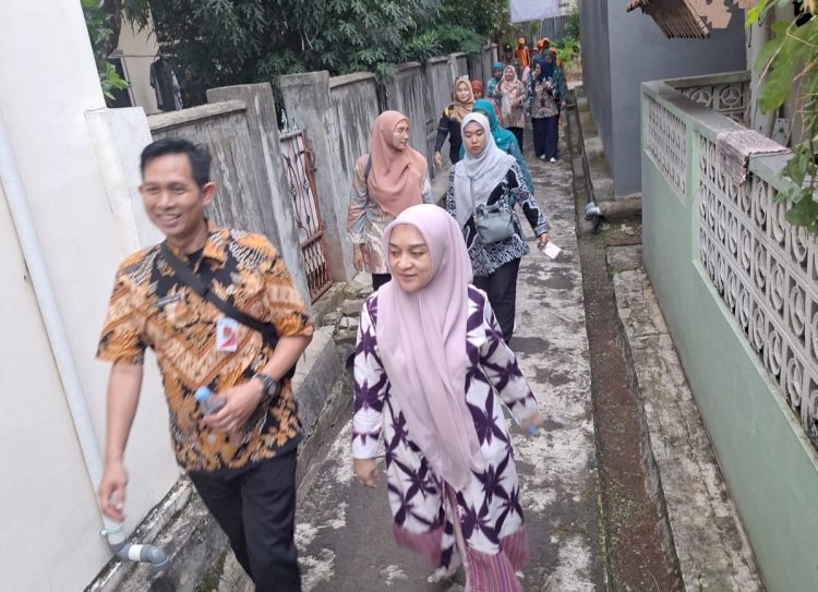 Tim Juri Tinjau Pemanfaatan Tanah Pekarangan di Grogol Utara, Bagian Dari Lomba 10 Program PKK Tingkat Kota Jaksel