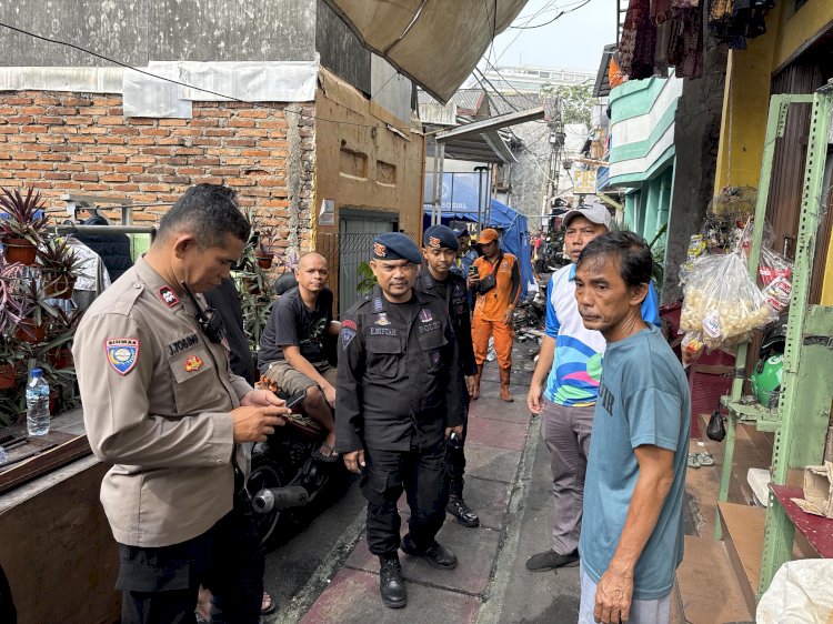 Brimob Polda Metro Jaya Bersama Warga Gelar Kerja Bakti Pasca Kebakaran di Kwitang