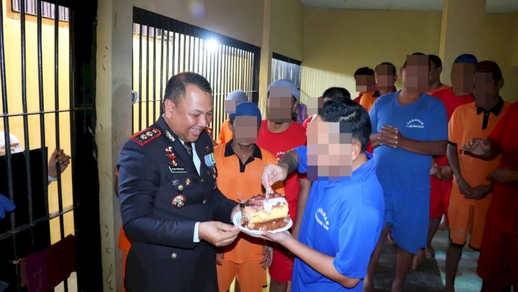 AKBP Doni Berbagi Kue Ulang Tahun Bhayangkara Ke-79 Bersama Tahanan
