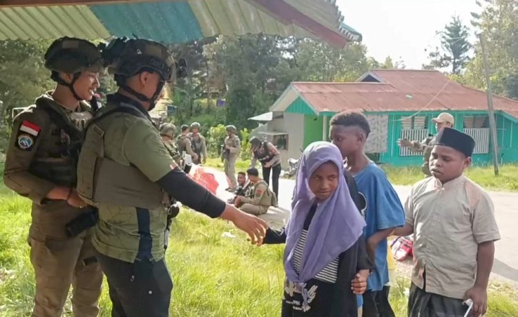 Operasi Damai Cartenz Sambangi Kampung Walesi: Patroli Terpadu dan Bangun Kepercayaan Warga