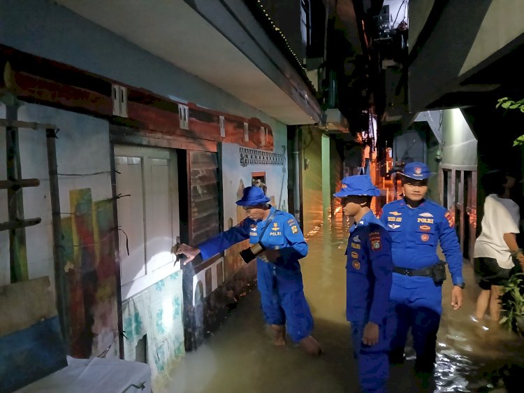 Tim SAR Ditpolairud Polda Metro Jaya Tanggap Banjir, Laksanakan Patroli dan Evakuasi Warga di Jakarta Timur