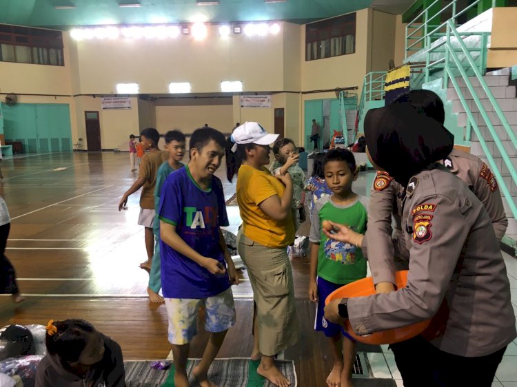 Ditpamobvit Polda Metro Jaya Salurkan 300 Paket Makanan untuk Warga Terdampak Banjir di Makasar, Jaktim