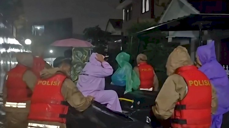 Brimob Polda Metro Jaya Evakuasi Puluhan Warga Terdampak Banjir di Gardenia Estate