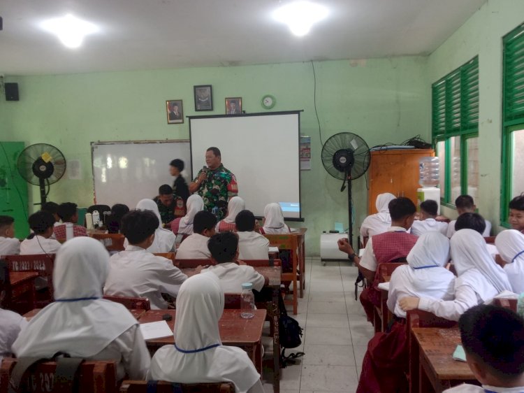 Perkuat Karakter Bangsa, Babinsa Koramil 06/Cempaka Putih Isi MPLS SMP Taman Madya 5 dengan Materi Bela Negara