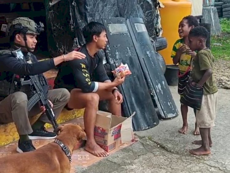Wujud Kepedulian, Satgas Ops Damai Cartenz Ajak Anak-anak di Paniai Berbagi Keceriaan