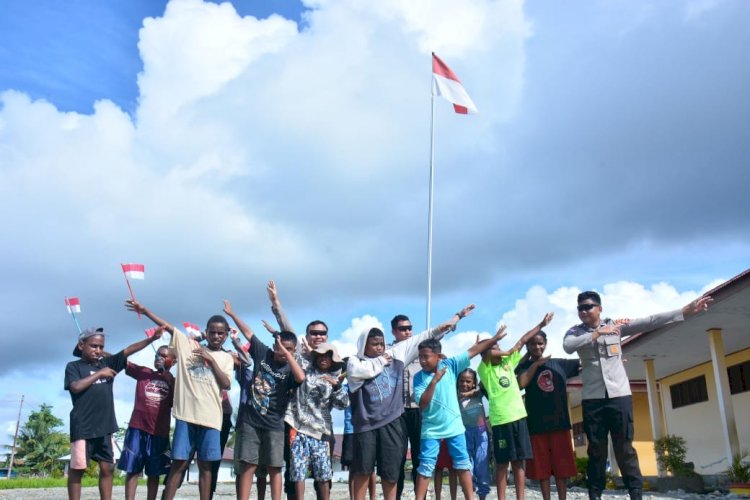 Simbol Damai dan Kasih Sayang, Satgas Ops Damai Cartenz Bermain Bersama Anak-anak Mimika